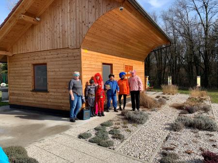 Pred apiterapevtskim čebelnjakom